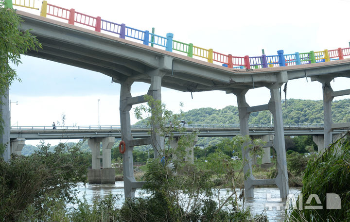 [울산=뉴시스] 배병수 기자 = 21일 울산 중구 옛 삼호교가 이번 집중호우에 교량이 휘어져 있다. 2025.07.21. bbs@newsis.com.