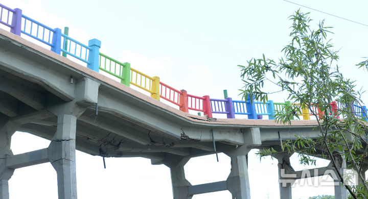 [울산=뉴시스] 배병수 기자 = 21일 울산 중구 옛 삼호교가 이번 집중호우에 교량이 휘어져 있다. 2025.07.21.bbs@newsis.com.