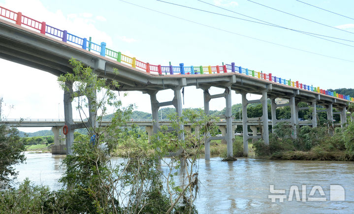 [울산=뉴시스] 배병수 기자 = 21일 울산 중구 옛 삼호교가 이번 집중호우에 교량이 휘어져 있다. 2025.07.21.bbs@newsis.com.