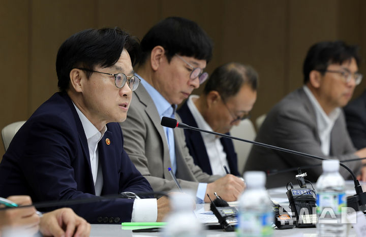 [서울=뉴시스] 홍효식 기자 = 김정관 산업통상자원부 장관이 21일 서울 중구 대한상공회의소에서 열린 주요 경제 단체 및 업계와의 대미 통상 긴급 점검회의에서 발언하고 있다. 2025.07.21. yesphoto@newsis.com