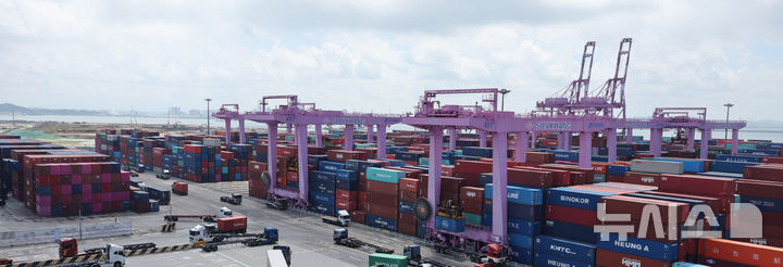 [인천=뉴시스] 전진환 기자 = 21일 인천 연수구 인천신항 컨테이너 터미널에 컨테이너가 쌓여 있다. 2025.07.21. amin2@newsis.com