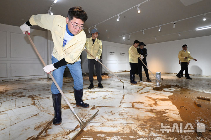 [광주=뉴시스] 이영주 기자 = 박찬대 더불어민주당 당대표 후보가 21일 오후 광주 서구 한 수해 피해 가구백화점을 찾아 수해복구 봉사활동에 참여하며 밀대를 이용해 흙탕물을 정리하고 있다. 광주에는 지난 17일 하루에만 426.4㎜의 비가 내렸다. 1939년 기상관측 이후 역대 최고 일 강수량으로 종전 기록인 1989년 7월25일 335.6㎜와 비교해 90.8㎜나 많았다. 2025.07.21. leeyyj2578@newsis.com