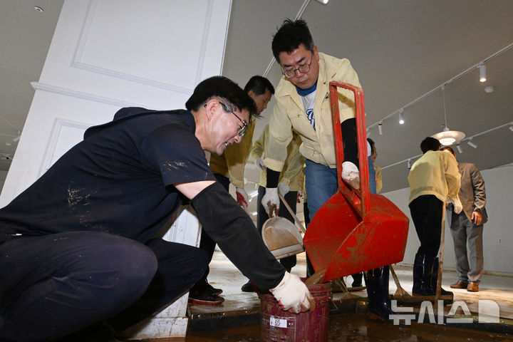 [광주=뉴시스] 이영주 기자 = 박찬대 더불어민주당 당대표 후보가 21일 오후 광주 서구 한 수해 피해 가구백화점을 찾아 수해복구 봉사활동에 참여하고 있다. 광주에는 지난 17일 하루에만 426.4㎜의 비가 내렸다. 1939년 기상관측 이후 역대 최고 일 강수량으로 종전 기록인 1989년 7월25일 335.6㎜와 비교해 90.8㎜나 많았다. 2025.07.21. leeyyj2578@newsis.com