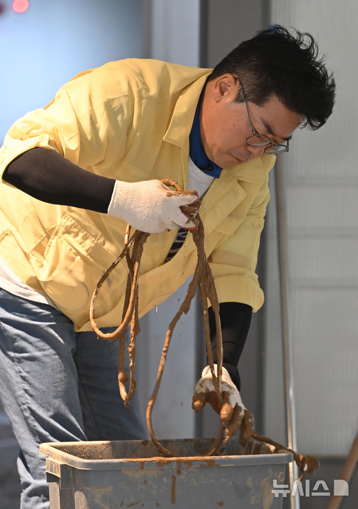 [광주=뉴시스] 이영주 기자 = 박찬대 더불어민주당 당대표 후보가 21일 오후 광주 서구 한 수해 피해 가구백화점을 찾아 수해복구 봉사활동에 참여하고 있다. 광주에는 지난 17일 하루에만 426.4㎜의 비가 내렸다. 1939년 기상관측 이후 역대 최고 일 강수량으로 종전 기록인 1989년 7월25일 335.6㎜와 비교해 90.8㎜나 많았다. 2025.07.21. leeyyj2578@newsis.com