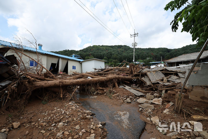 [가평=뉴시스] 김선웅 기자 = 21일 경기 가평군 조종면 신상3리에서 폭우·산사태로 인한 잔해가 널부러져 있다. 2025.07.21. mangusta@newsis.com