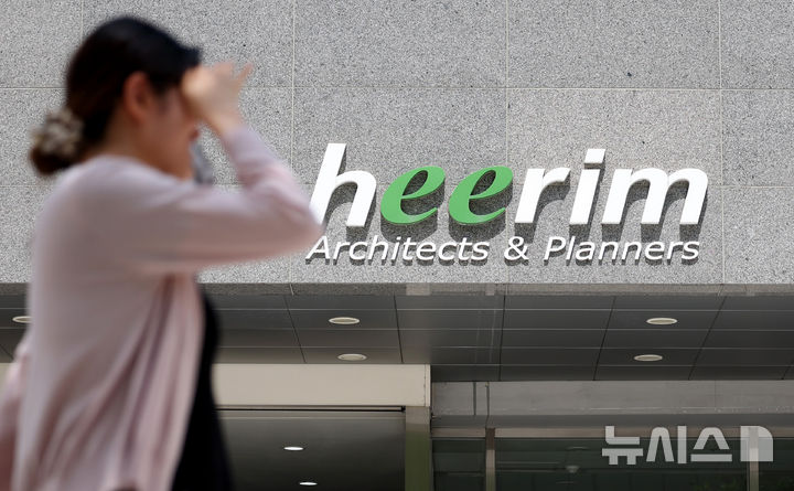 [서울=뉴시스] 김진아 기자 = 김건희 여사를 둘러싼 각종 의혹을 수사하는 특별검사팀(특별검사 민중기)이 21일 코바나컨텐츠 후원업체로 알려진 희림종합건축사무소(희림)에 대한 강제수사에 착수했다.희림은 김 여사의 코바나컨텐츠 전시회를 후원한 업체로 알려졌으며, 대통령 집무실·관저 이전 공사 관련 설계 등 용역을 맡은 업체로도 지목됐다. 사진은 21일 서울 강동구 희림. 2025.07.21. bluesoda@newsis.com