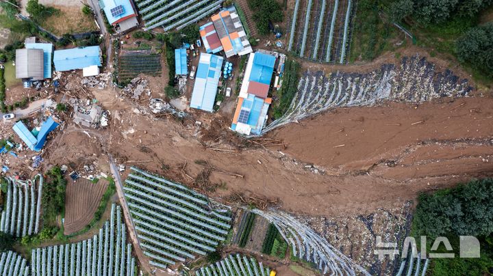 [가평=뉴시스] 김선웅 기자 = 21일 경기 가평군 조종면 신상3리에서 폭우·산사태로 인한 잔해가 널부러져 있다. 2025.07.21. mangusta@newsis.com