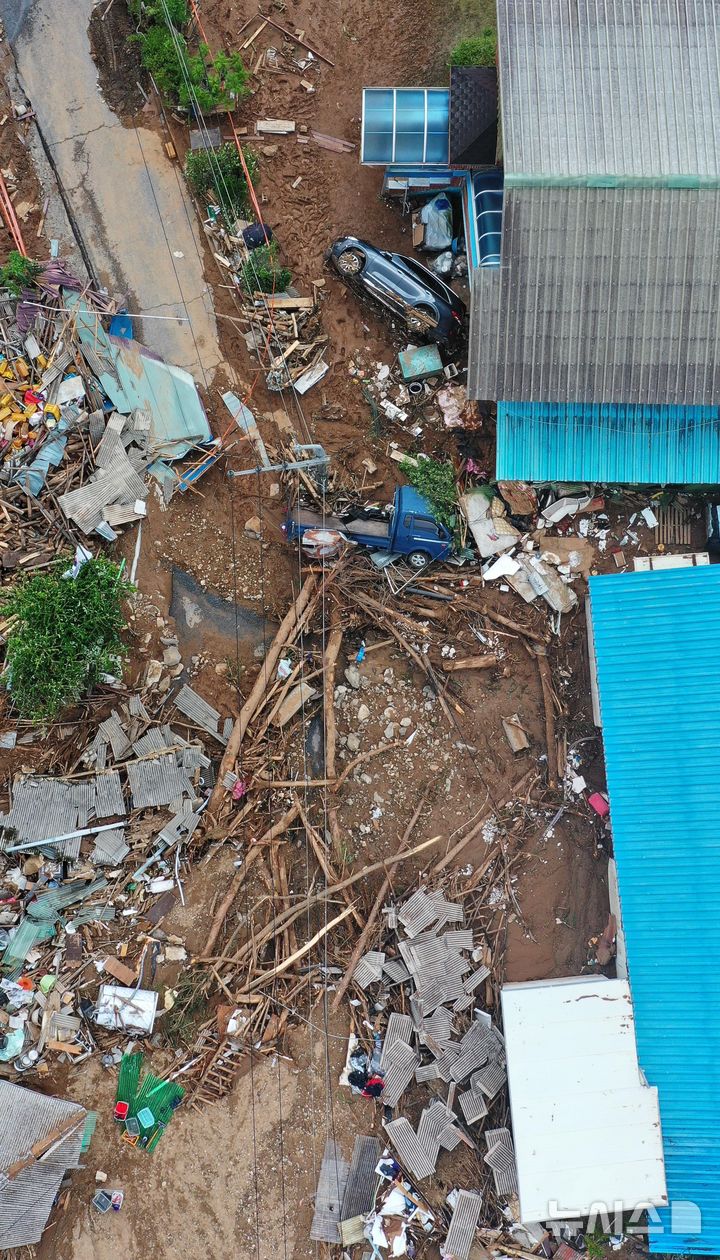 [가평=뉴시스] 김선웅 기자 = 21일 경기 가평군 조종면 신상3리에서 폭우·산사태로 인한 잔해가 널부러져 있다. 2025.07.21. mangusta@newsis.com
