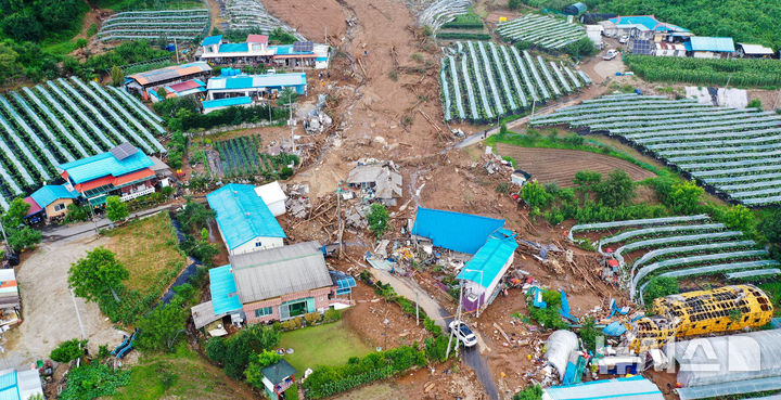 [가평=뉴시스] 김선웅 기자 = 21일 경기 가평군 조종면 신상3리에서 폭우·산사태로 인한 잔해가 널부러져 있다. 2025.07.21. mangusta@newsis.com