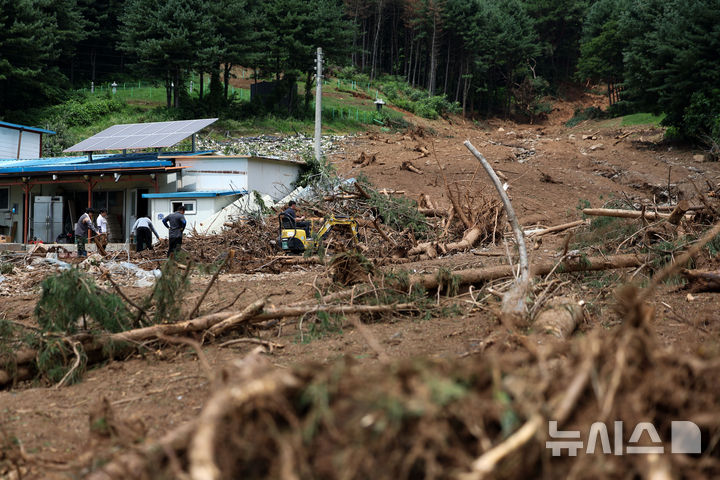 [가평=뉴시스] 김선웅 기자 = 21일 경기 가평군 조종면 신상3리에서 폭우·산사태로 인한 피해 복구작업이 진행되고 있다. 2025.07.21. mangusta@newsis.com