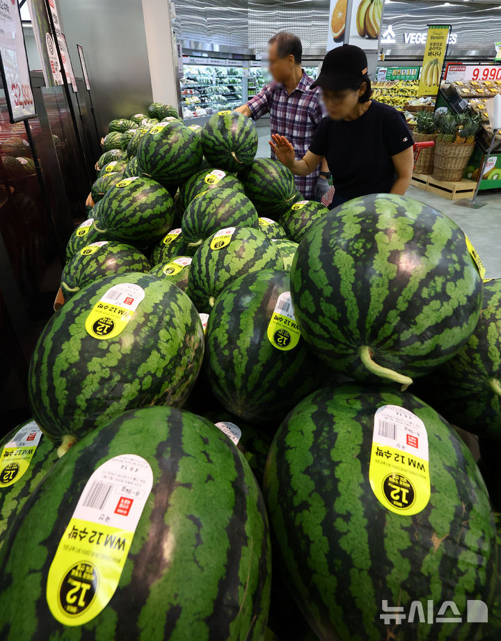 [서울=뉴시스] 황준선 기자 = 21일 서울 시내 한 대형마트 수박 매대에서 소비자들이 수박을 고르고 있다.한국농수산식품유통공사(aT)에 따르면 지난 18일 기준 수박 한 통의 소매가격은 3만866원으로 전년 대비 44.7% 상승하고 배추 한 포기는 4853원으로 전월 대비 43.1% 오르는 등 폭염에 이은 폭우 영향으로 농산물 가격이 급등하고 있다. 2025.07.21. hwang@newsis.com