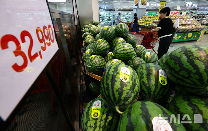 [서울=뉴시스] 황준선 기자 = 사진은 지난 21일 서울 시내 한 대형마트 수박 매대에서 소비자들이 수박을 고르고 있는 모습. 2025.07.21. hwang@newsis.com