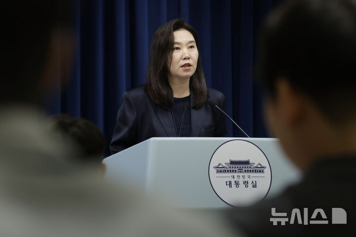 [서울=뉴시스] 최동준 기자 = 강유정 대변인이 21일 서울 용산 대통령실 청사에서 호우 피해 복구 관련 브리핑을 하고 있다. 2025.07.21. photocdj@newsis.com