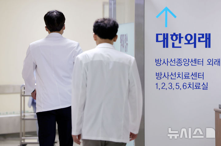 [서울=뉴시스] 홍효식 기자 = 서울 시내 한 대학병원에서 의료진들이 이동하고 있다. 2025.07.21. yesphoto@newsis.com