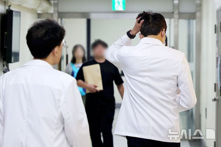 [서울=뉴시스] 홍효식 기자 = 지난달 21일 서울 시내 한 대학병원에서 의료진들이 이동하고 있다. (사진은 기사와 관련이 없습니다.) 2025.07.21. yesphoto@newsis.com