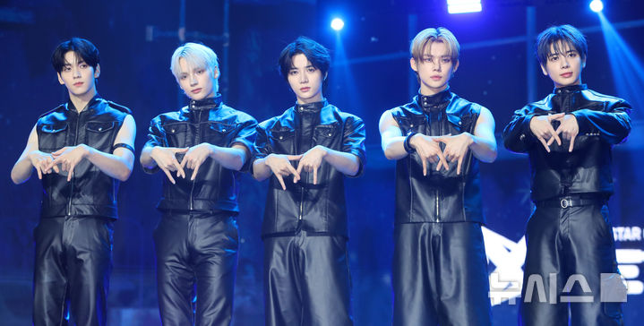[서울=뉴시스] 김혜진 기자 = 그룹 투모로우바이투게더(왼쪽부터 수빈, 휴닝카이, 범규, 연준, 범규, 태현)가 21일 오후 서울 동대문구 경희대학교 평화의 전당에서 열린 네 번째 정규앨범 '별의 장: TOGETHER' 발매 기념 쇼케이스에서 포즈를 취하고 있다. 2025.07.21. jini@newsis.com