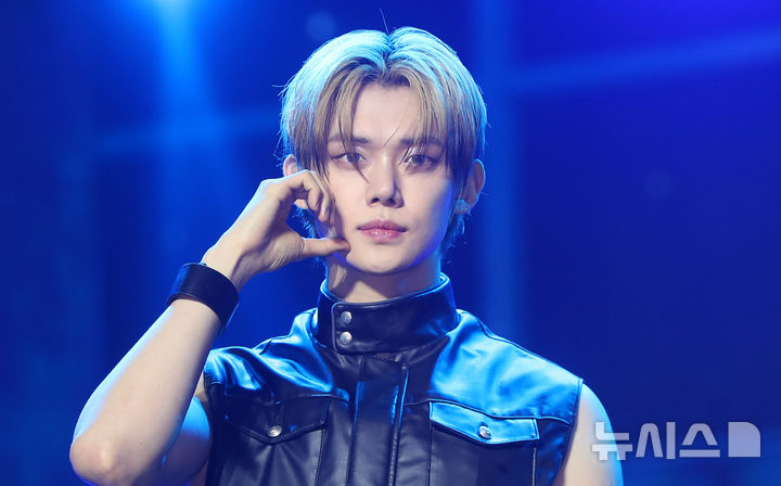 [서울=뉴시스] 김혜진 기자 = 그룹 투모로우바이투게더 연준이 21일 오후 서울 동대문구 경희대학교 평화의 전당에서 열린 네 번째 정규앨범 '별의 장: TOGETHER' 발매 기념 쇼케이스에서 포즈를 취하고 있다. 2025.07.21. jini@newsis.com