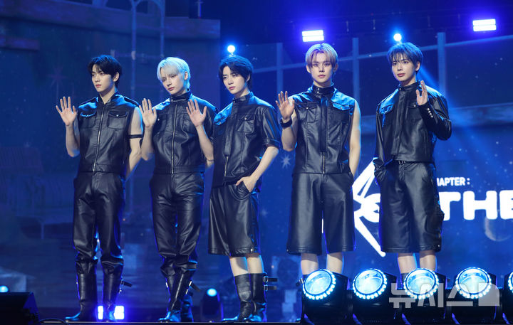 [서울=뉴시스] 김혜진 기자 = 그룹 투모로우바이투게더(왼쪽부터 수빈, 휴닝카이, 범규, 연준, 범규, 태현)가 21일 오후 서울 동대문구 경희대학교 평화의 전당에서 열린 네 번째 정규앨범 '별의 장: TOGETHER' 발매 기념 쇼케이스에서 포즈를 취하고 있다. 2025.07.21. jini@newsis.com