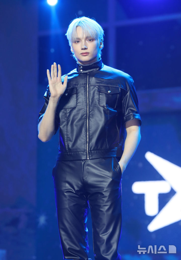 [서울=뉴시스] 김혜진 기자 = 그룹 투모로우바이투게더 휴닝카이가 21일 오후 서울 동대문구 경희대학교 평화의 전당에서 열린 네 번째 정규앨범 '별의 장: TOGETHER' 발매 기념 쇼케이스에서 포즈를 취하고 있다. 2025.07.21. jini@newsis.com