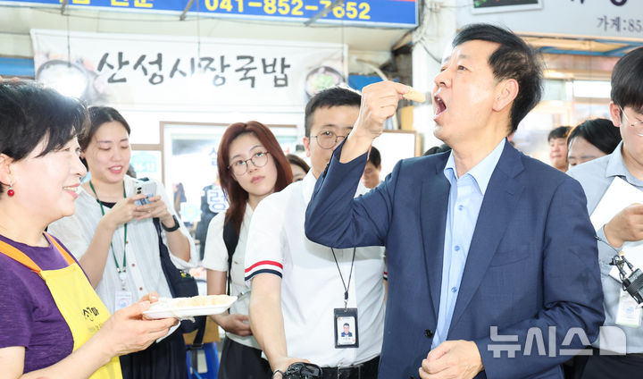 [공주=뉴시스] 강종민 기자 = 구윤철 부총리 겸 기획재정부 장관이 지난 7월21일 충남 공주 산성시장을 찾아 소비쿠폰 시행 관련 현장 점검을 하던 중 인절미를 맛보고 있다. 2025.07.21. ppkjm@newsis.com