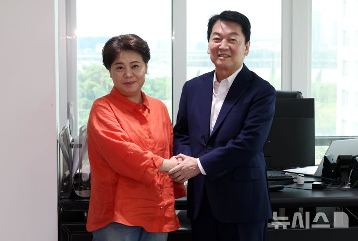 [서울=뉴시스] 조성봉 기자= 윤희숙 국민의힘 혁신위원장이 21일 오후 서울 여의도 국민의힘 중앙당사에서 안철수(오른쪽) 의원을 면담하기 전 악수를 하고 있다.2025.07.21. suncho21@newsis.com