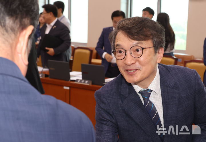 [서울=뉴시스] 고승민 기자 = 김의겸 새만금개발청장이 지난달 21일 서울 여의도 국회에서 열린 국토교통위원회 전체회의에서 산회 후 의원들과 인사를 나누고 있다. 2025.07.21. kkssmm99@newsis.com
