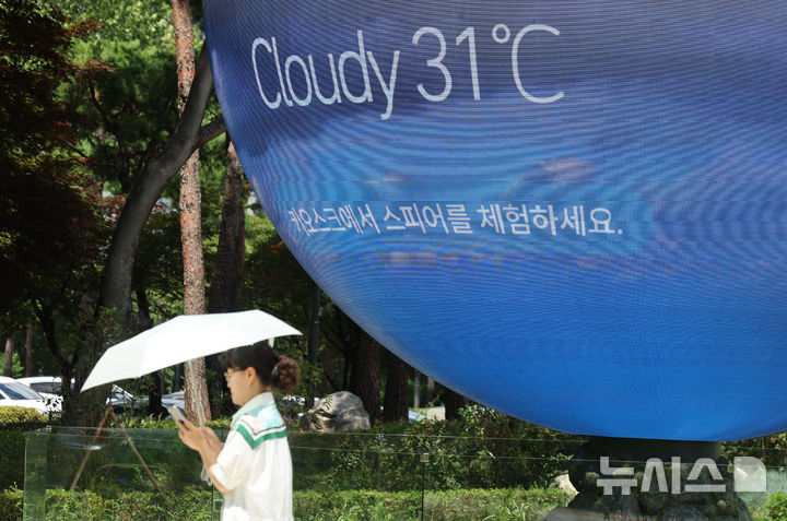 [서울=뉴시스] 권창회 기자 = 전국 대부분 지역에 폭염특보가 발효된 지난 7월 21일 오후 서울 송파구 한 조형물에 현재 기온이 표출되고 있다. 2025.07.21. kch0523@newsis.com