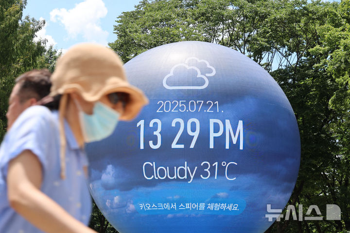 [서울=뉴시스] 권창회 기자 = 서울 송파구 한 조형물에 현재 기온이 표출되고 있다. 2025.07.21. kch0523@newsis.com