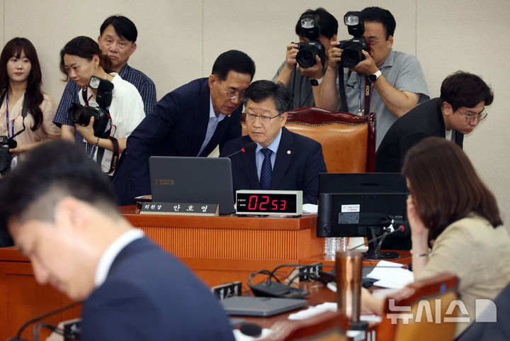 [서울=뉴시스] 고승민 기자 = 국회 환노위 안호영 위원장과 김주영 간사가 21일 서울 여의도 국회에서 열린 환경노동위원회 전체회의에서 대화하고 있다. 2025.07.21. kkssmm99@newsis.com