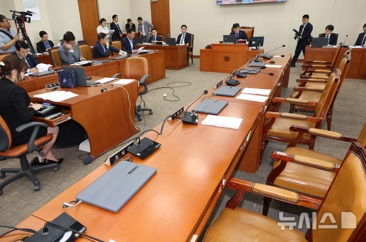 [서울=뉴시스] 고승민 기자 = 21일 서울 여의도 국회에서 열린 환경노동위원회 전체회의에서 국민의힘 의원석이 비어 있다. 이들은 김영훈 고용노동부 장관 인사청문경과보고서 채택에 반대하며 퇴장했다. 2025.07.21. kkssmm99@newsis.com