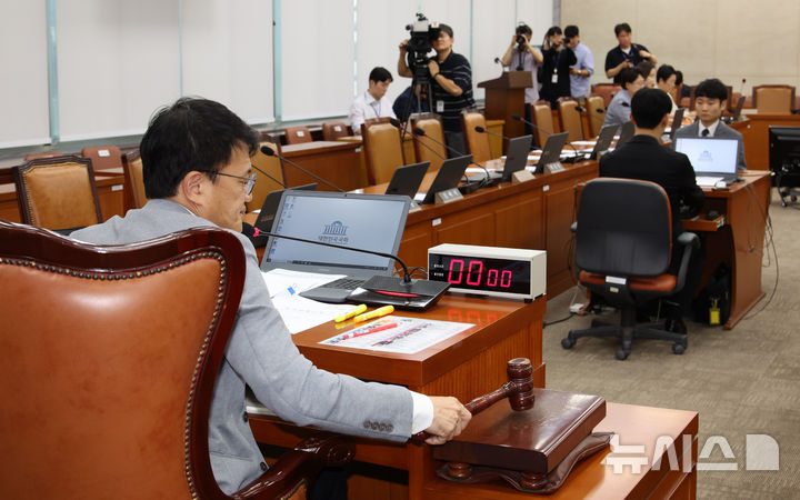 [서울=뉴시스] 김금보 기자 = 박주민 국회 보건복지위원회 위원장이 21일 서울 여의도 국회에서 열린 보건복지위원회 전체회의에서 국무위원후보자(보건복지부장관 정은경) 인사청문경과보고서 채택의 건 가결을 선포하고 있다. 국민의힘 의원석이 비어있다. 2025.07.21. kgb@newsis.com