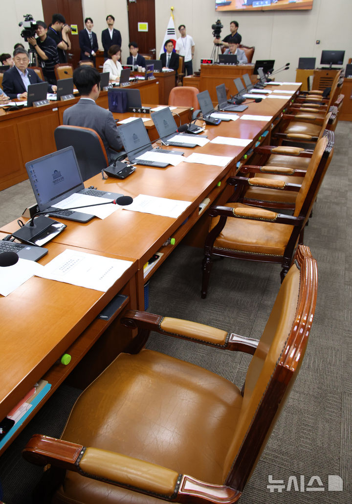 [서울=뉴시스] 김금보 기자 = 21일 서울 여의도 국회에서 열린 보건복지위원회 전체회의에서 국민의힘 의원석이 비어 있다. 2025.07.21. kgb@newsis.com