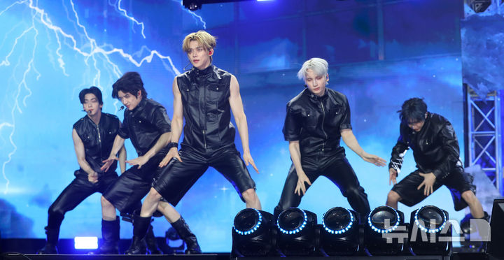 [서울=뉴시스] 김혜진 기자 = 그룹 투모로우바이투게더가 21일 오후 서울 동대문구 경희대학교 평화의 전당에서 열린 네 번째 정규앨범 '별의 장: TOGETHER' 발매 기념 쇼케이스에서 무대를 선보이고 있다. 2025.07.21. jini@newsis.com