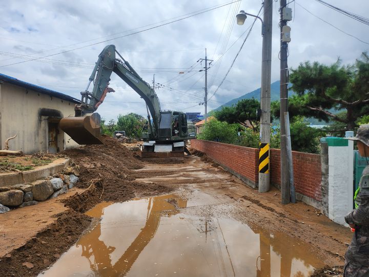 [서울=뉴시스] 육군 제39보병사단 장병들이 21일 경남 산청군 산청읍 일대에서 굴삭기를 활용해 침수피해 민가 주변에 쌓인 토사를 제거하고 있다. (사진=육군 제공) 2025.07.21. photo@newsis.com *재판매 및 DB 금지