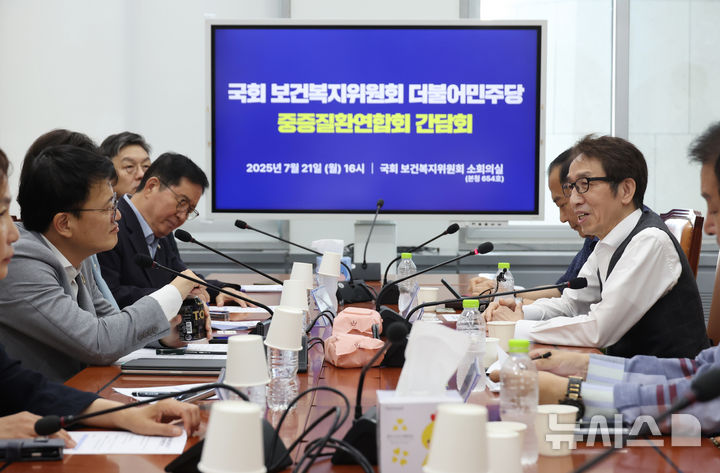 [서울=뉴시스] 고승민 기자 = 21일 서울 여의도 국회에서 열린 국회 보건복지위원회 더불어민주당과 중증질환연합회 간담회에서 김성주 중증질환연협회 대표가 인사말을 하고 있다. 2025.07.21. kkssmm99@newsis.com