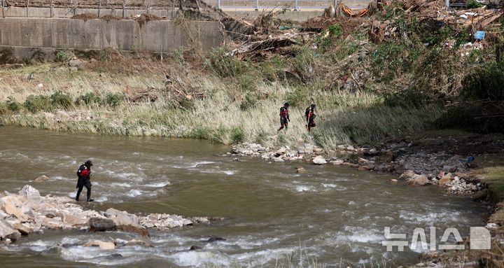 [가평=뉴시스] 김선웅 기자 = 21일 경기 가평군 조종천에서 경기소방 특수대응단 대원들이 폭우 실종자를 수색하고 있다. 2025.07.21. mangusta@newsis.com