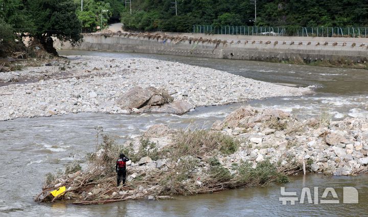 [가평=뉴시스] 김선웅 기자 = 21일 경기 가평군 조종천에서 경기소방 특수대응단 대원들이 폭우 실종자를 수색하고 있다. 2025.07.21. mangusta@newsis.com