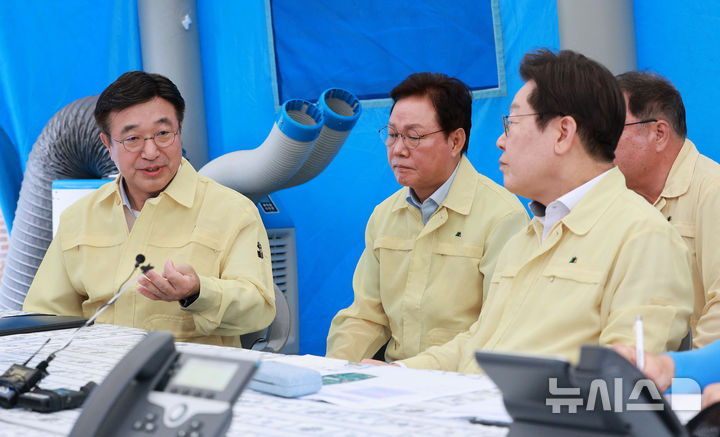 [산청=뉴시스] 고범준 기자 = 이재명 대통령이 21일 기록적인 폭우가 쏟아진 경남 산청군 산청읍 행정복지센터 앞에 마련된 호우 피해 통합지원본부에서 윤호중 행정안전부 장관과 대화하고 있다. 2025.07.21. bjko@newsis.com