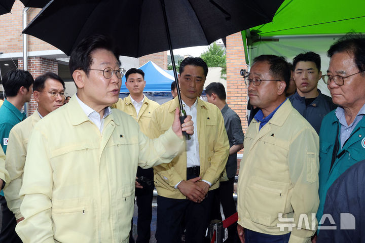 [산청=뉴시스] 고범준 기자 = 이재명 대통령이 21일 기록적인 폭우가 쏟아진 경남 산청군 산청읍 행정복지센터 앞에 마련된 호우 피해 통합지원본부에서 최호림 군위원 등과 대화하고 있다. 2025.07.21. bjko@newsis.com