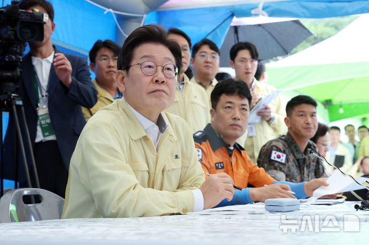 [산청=뉴시스] 고범준 기자 = 이재명 대통령이 21일 기록적인 폭우가 쏟아진 경남 산청군 산청읍 행정복지센터 앞에 마련된 호우 피해 통합지원본부에서 관계자들로부터 피해 상황 설명을 듣고 있다. 2025.07.21. bjko@newsis.com