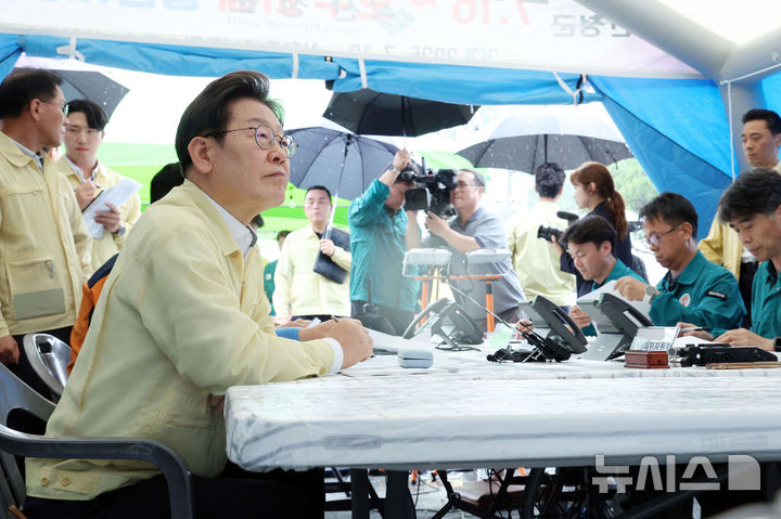 [산청=뉴시스] 고범준 기자 = 이재명 대통령이 21일 기록적인 폭우가 쏟아진 경남 산청군 산청읍 행정복지센터 앞에 마련된 호우 피해 통합지원본부에서 관계자들로부터 피해 상황 설명을 듣고 있다. 2025.07.21. bjko@newsis.com