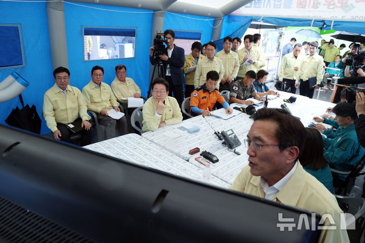 [산청=뉴시스] 고범준 기자 = 이재명 대통령이 21일 기록적인 폭우가 쏟아진 경남 산청군 산청읍 행정복지센터 앞에 마련된 호우 피해 통합지원본부에서 관계자들로부터 피해 상황 설명을 듣고 있다. 2025.07.21. bjko@newsis.com