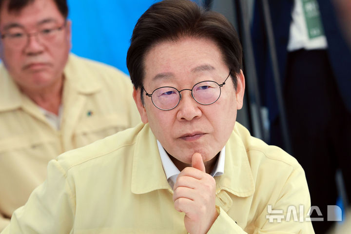 [산청=뉴시스] 고범준 기자 = 이재명 대통령이 21일 기록적인 폭우가 쏟아진 경남 산청군 산청읍 행정복지센터 앞에 마련된 호우 피해 통합지원본부에서 관계자들로부터 피해 상황 설명을 듣고 있다. 2025.07.21. bjko@newsis.com