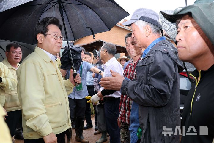 [산청=뉴시스] 고범준 기자 = 이재명 대통령이 21일 기록적인 폭우가 쏟아진 경남 산청군 산청읍 부리마을을 찾아 피해 주민들과 대화하고 있다. 2025.07.21. bjko@newsis.com