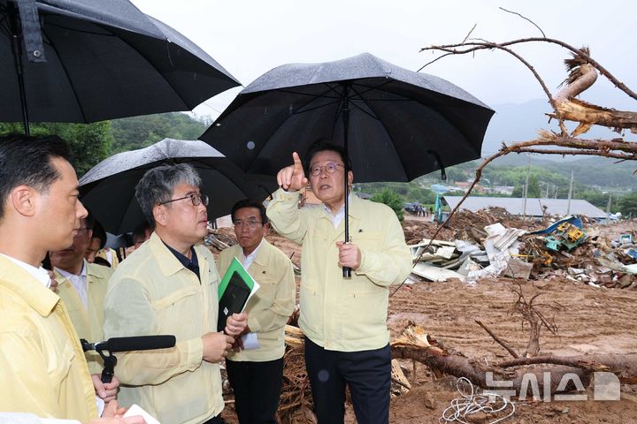 [산청=뉴시스] 고범준 기자 = 이재명 대통령이 21일 기록적인 폭우가 쏟아진 경남 산청군 산청읍 부리마을을 찾아 피해 현장을 점검하고 있다. 2025.07.21. bjko@newsis.com