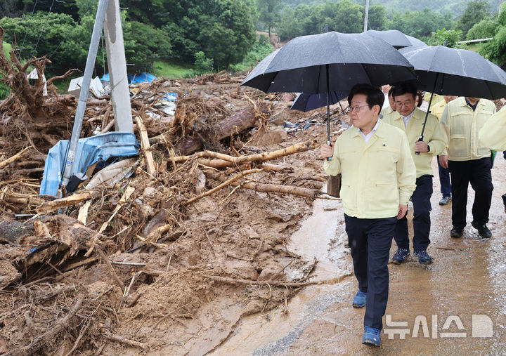 [산청=뉴시스] 고범준 기자 = 이재명 대통령이 21일 기록적인 폭우가 쏟아진 경남 산청군 산청읍 부리마을을 찾아 피해 현장을 점검하고 있다. 2025.07.21. bjko@newsis.com