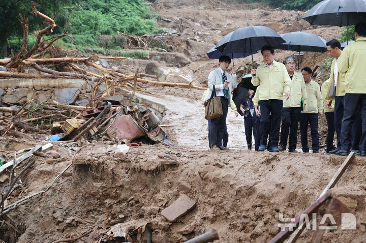 [산청=뉴시스] 고범준 기자 = 이재명 대통령이 21일 기록적인 폭우가 쏟아진 경남 산청군 산청읍 부리마을을 찾아 피해 현장을 점검하고 있다. 2025.07.21. bjko@newsis.com