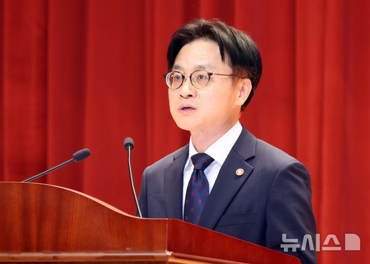 [세종=뉴시스] 강종민 기자 = 김정관 산업통상자원부 장관이 21일 세종시 정부세종청사에서 열린 취임식에서 취임사를 하고 있다. 2025.07.21. ppkjm@newsis.com