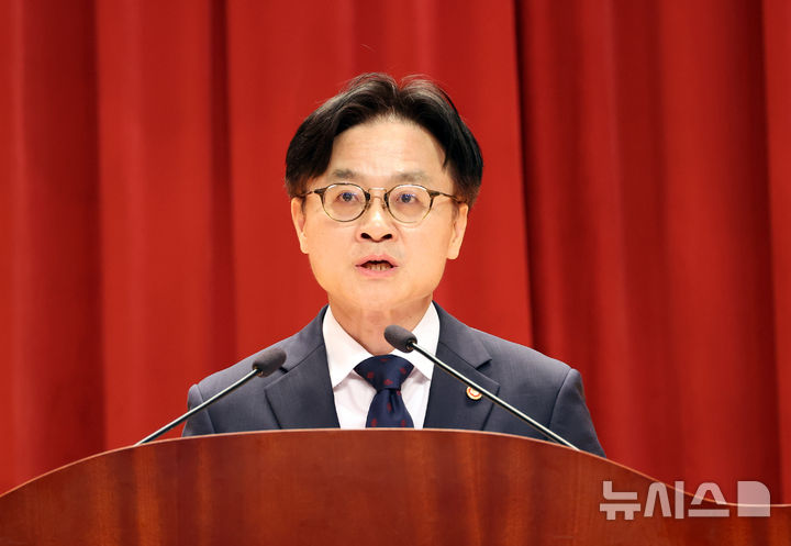 [세종=뉴시스] 강종민 기자 = 김정관 산업통상자원부 장관이 21일 세종시 정부세종청사에서 열린 취임식에서 취임사를 하고 있다. 2025.07.21. ppkjm@newsis.com