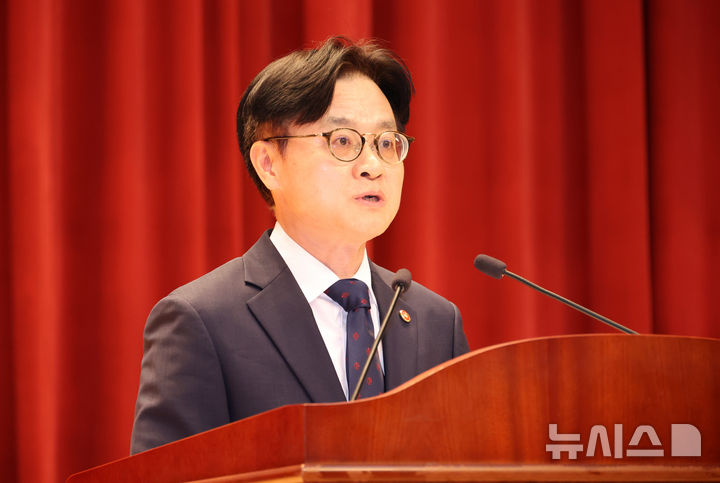 [세종=뉴시스] 강종민 기자 = 김정관 산업통상자원부 장관이 21일 세종시 정부세종청사에서 열린 취임식에서 취임사를 하고 있다. 2025.07.21. ppkjm@newsis.com